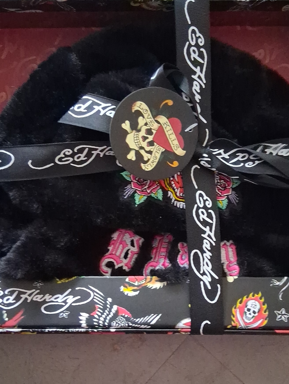 Ed Hardy Gift Set Bucket Hat And Gloves